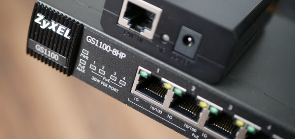 net cáp điện với PoE hoặc nguồn qua Ethernet