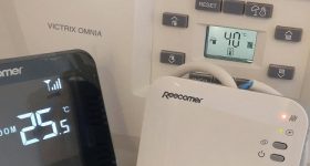 Thermostat intelligent pour la connexion centrale et le contrôle depuis l'application